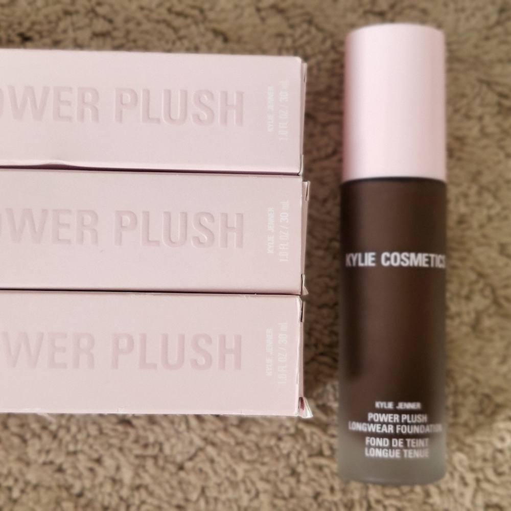 Kylie Cosmetics Power Plush Longwear Foundation - Brown